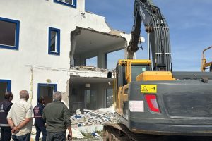 Muğla'da hazine arazisine yapılan kaçak yapı yıkıldı Muğla'da hazine arazisine yapılan kaçak yapı yıkıldı