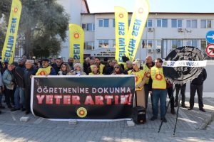 Eğitim-Sen Muğla’dan Milli Eğitim önünde siyah çelenkli protesto Eğitim-Sen Muğla’dan Milli Eğitim önünde siyah çelenkli protesto