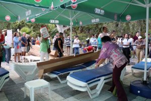 Akyaka’da kıyı eylemi: Vatandaşlar brandaları aştı