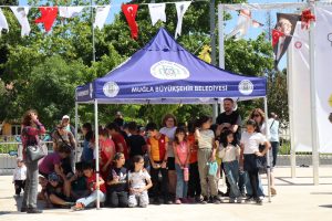Geç gelen önlem: Çocuklar güneşte, protokol gölgede Geç gelen önlem: Çocuklar güneşte, protokol gölgede