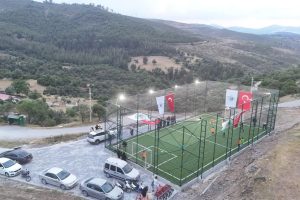 Başkan sözünü tuttu, 15 haneli Harmanbelen'e halı saha kazandırıldı Başkan sözünü tuttu, 15 haneli Harmanbelen'e halı saha kazandırıldı