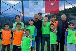 Başkan sözünü tuttu, 15 haneli Harmanbelen'e halı saha kazandırıldı Başkan sözünü tuttu, 15 haneli Harmanbelen'e halı saha kazandırıldı