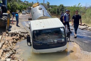 Bodrum’da şaşırtmayan görüntü: hat patladı, tanker çukura gömüldü Bodrum’da şaşırtmayan görüntü: hat patladı, tanker çukura gömüldü