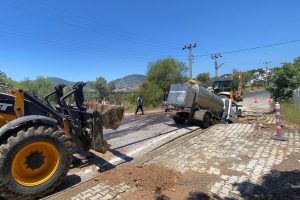 Bodrum’da şaşırtmayan görüntü: hat patladı, tanker çukura gömüldü Bodrum’da şaşırtmayan görüntü: hat patladı, tanker çukura gömüldü