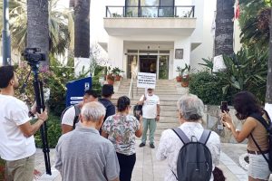 İşten çıkarılan gazeteci belediye önünde eylem yaptı