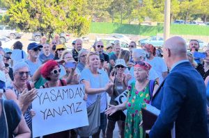 Datça Belediyesi önünde eylem: Başkan Kurt’u istifaya çağırdılar