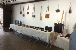 Datça'ya yerleşti, deriden sanata uzanan yolculuğa çıktı Datça'ya yerleşti, deriden sanata uzanan yolculuğa çıktı