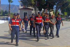 Mısırların arasında uyuşturucu tarlası: 5 bin 126 kök kenevir ele geçirildi Mısırların arasında uyuşturucu tarlası: 5 bin 126 kök kenevir ele geçirildi