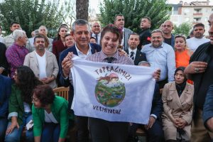 Özel, 'Toprağımızı Vermiyoruz' mitinginde konuştu: “Ankara’daki Meclis sesinizi duymuyorsa, Atatürk Bulvarı artık Meclis’in kendisidir” Özel, 'Toprağımızı Vermiyoruz' mitinginde konuştu: “Ankara’daki Meclis sesinizi duymuyorsa, Atatürk Bulvarı artık Meclis’in kendisidir”