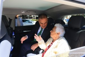 Vali Akbıyık, Neylüfer Teyze’yi TOGG’la gezdirdi Vali Akbıyık, Neylüfer Teyze’yi TOGG’la gezdirdi