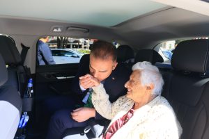 Vali Akbıyık, Neylüfer Teyze’yi TOGG’la gezdirdi Vali Akbıyık, Neylüfer Teyze’yi TOGG’la gezdirdi