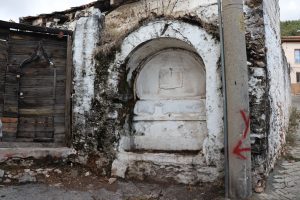 Çöplüğe dönen tarihi çeşmeler restore edilmeyi bekliyor