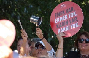 Muğla’da CHP’li kadınlardan tencere tavalı eylem Muğla’da CHP’li kadınlardan tencere tavalı eylem