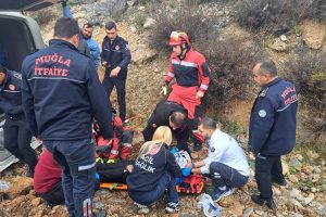 Muğla'da yolcu minibüsü devrildi: 13 yaralı Muğla'da yolcu minibüsü devrildi: 13 yaralı