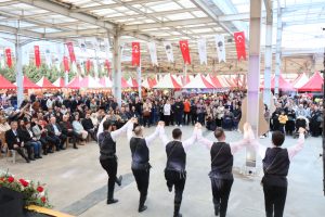 Muğla’da 8. Hamsi Festivali’nde 5 ton hamsi dağıtıldı Muğla’da 8. Hamsi Festivali’nde 5 ton hamsi dağıtıldı