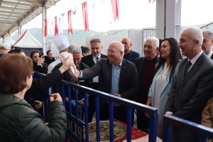 Muğla’da 8. Hamsi Festivali’nde 5 ton hamsi dağıtıldı Muğla’da 8. Hamsi Festivali’nde 5 ton hamsi dağıtıldı