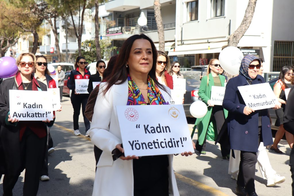 Muğla’da kadınlardan sessiz yürüyüş: İranlı kadınlar da unutulmadı