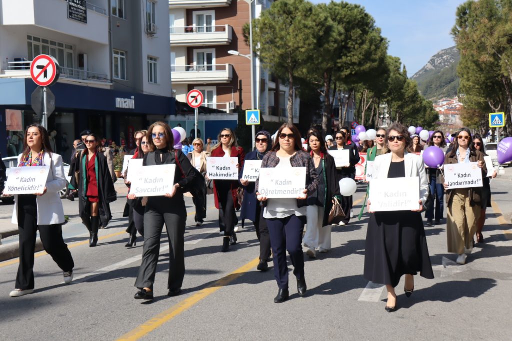 Muğla’da kadınlardan sessiz yürüyüş: İranlı kadınlar da unutulmadı