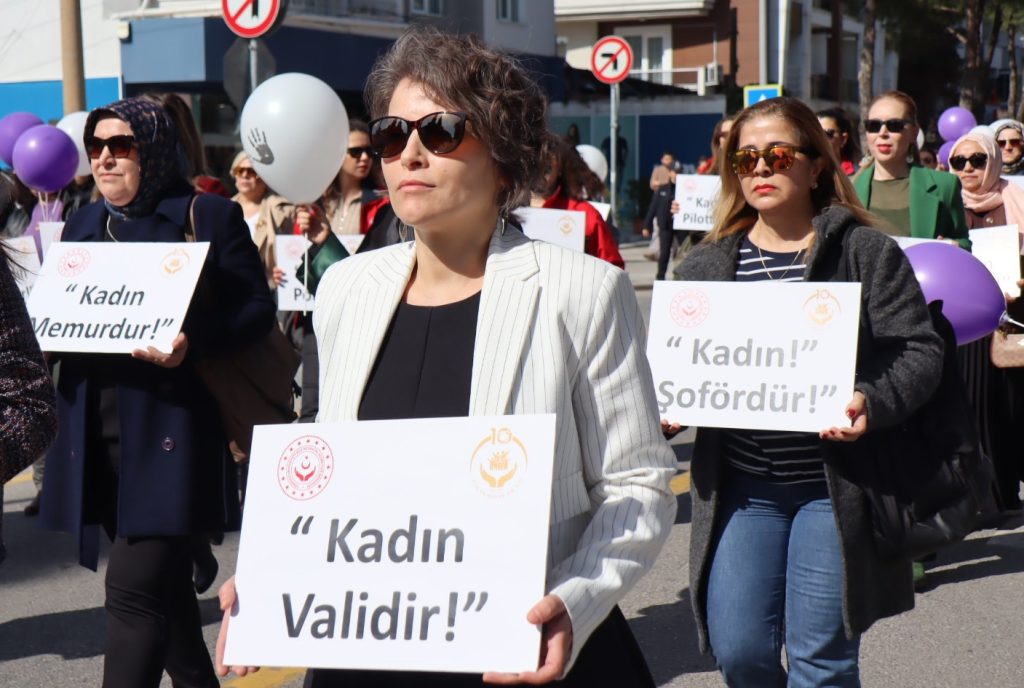 Muğla’da kadınlardan sessiz yürüyüş: İranlı kadınlar da unutulmadı