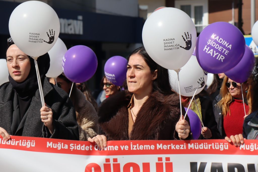 Muğla’da kadınlardan sessiz yürüyüş: İranlı kadınlar da unutulmadı