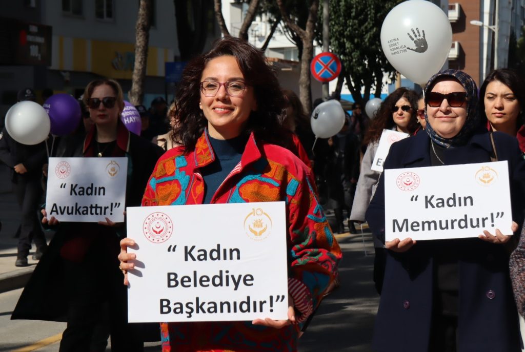 Muğla’da kadınlardan sessiz yürüyüş: İranlı kadınlar da unutulmadı