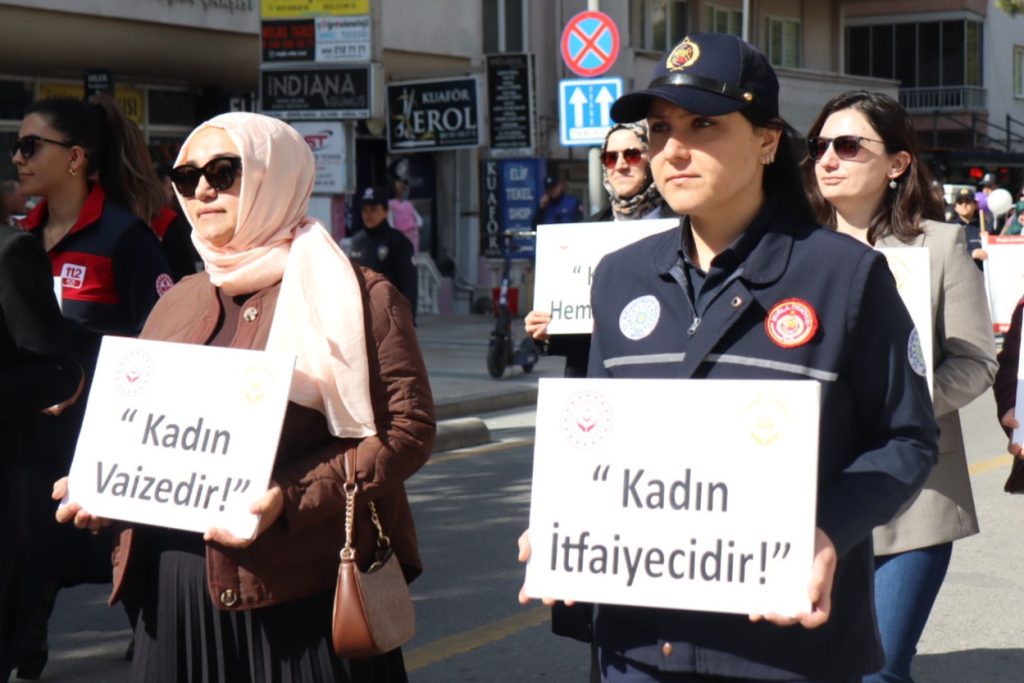 Muğla’da kadınlardan sessiz yürüyüş: İranlı kadınlar da unutulmadı