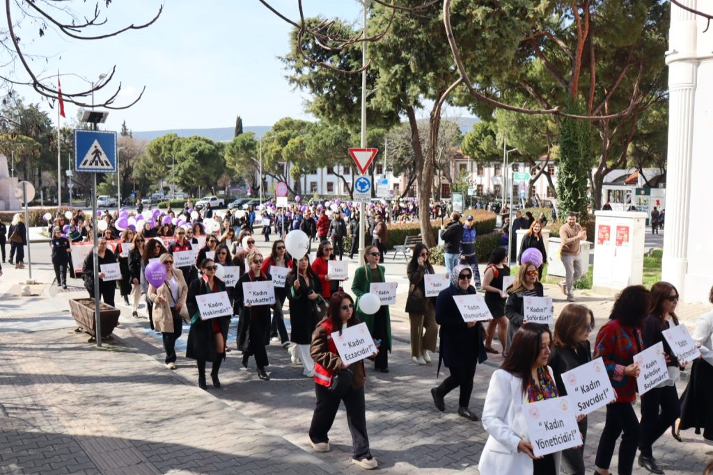Muğla’da kadınlardan sessiz yürüyüş: İranlı kadınlar da unutulmadı