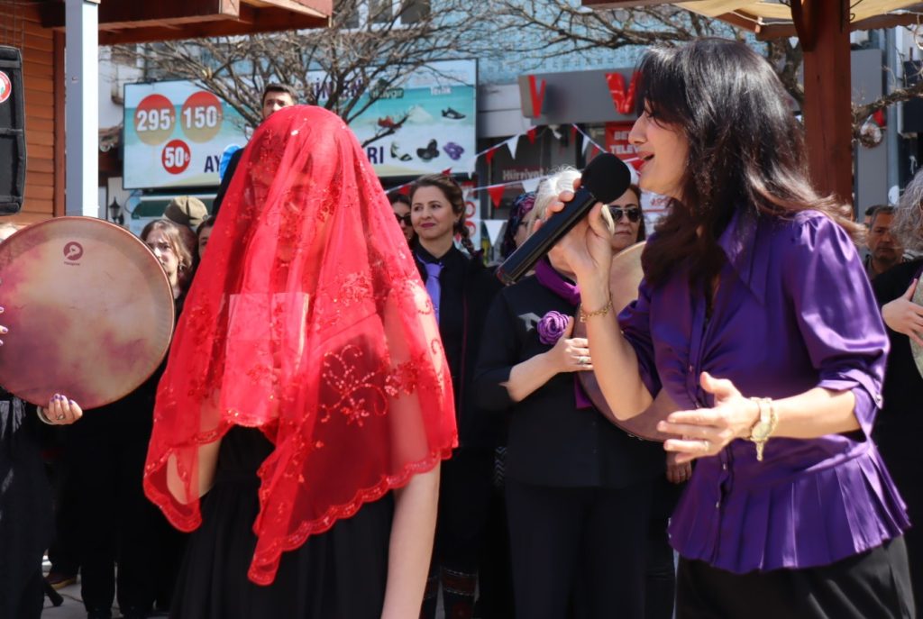 Muğla’da kadınlardan sessiz yürüyüş: İranlı kadınlar da unutulmadı