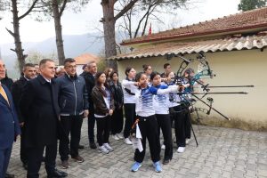 Vali Akbıyık ok attı, gençlere moral verdi