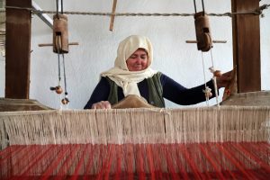 Muğla'da unutulmaya yüz tutan iğne oyası ve dokuma, kadın emeğiyle yaşatılıyor