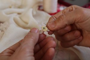 Muğla'da unutulmaya yüz tutan iğne oyası ve dokuma, kadın emeğiyle yaşatılıyor Muğla'da unutulmaya yüz tutan iğne oyası ve dokuma, kadın emeğiyle yaşatılıyor