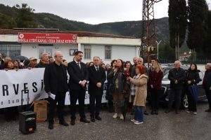 Esra Işık’ın tutuklanmasına cezaevi önünde tepki