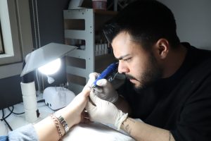 Muğla’da erkek tırnak bakım uzmanı önyargılara rağmen mesleğini sürdürüyor