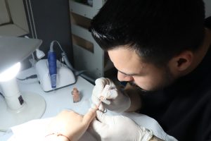 Muğla’da erkek tırnak bakım uzmanı önyargılara rağmen mesleğini sürdürüyor