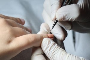 Muğla’da erkek tırnak bakım uzmanı önyargılara rağmen mesleğini sürdürüyor