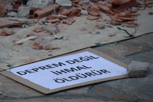 Menteşe’de “Sesimi Duyan Var mı?” oyunu deprem gerçeğine dikkat çekti