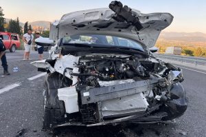 Yatağan'da tıra çarpan otomobil hurdaya döndü: 2 yaralı