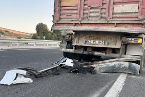 Yatağan'da tıra çarpan otomobil hurdaya döndü: 2 yaralı