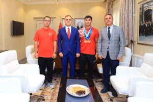Dünya Şampiyonu Rahmi Kaan Karahan'a Vali Akbıyık'tan altın ödülü