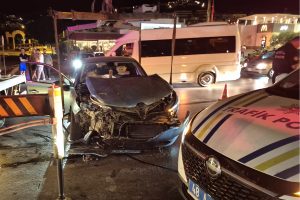 Kavşakta çarpışan otomobil devrildi: 1 yaralı Kavşakta çarpışan otomobil devrildi: 1 yaralı
