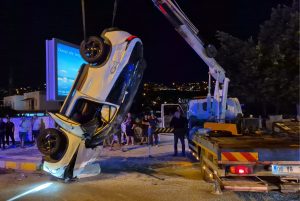 Kavşakta çarpışan otomobil devrildi: 1 yaralı Kavşakta çarpışan otomobil devrildi: 1 yaralı