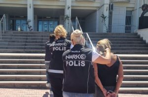 Uyuşturucu tacirlerine ağır darbe: 900 gram skunk, kokain ve pres makinesi ele geçirildi Uyuşturucu tacirlerine ağır darbe: 900 gram skunk, kokain ve pres makinesi ele geçirildi