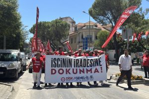 Muğla'da işçiler “sendikal baskı” iddiasıyla belediye önünde eylemde Muğla'da işçiler “sendikal baskı” iddiasıyla belediye önünde eylemde