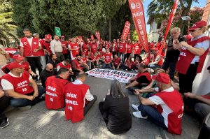 Muğla'da işçiler “sendikal baskı” iddiasıyla belediye önünde eylemde Muğla'da işçiler “sendikal baskı” iddiasıyla belediye önünde eylemde