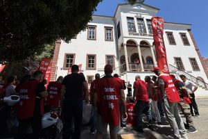 Muğla'da işçiler “sendikal baskı” iddiasıyla belediye önünde eylemde Muğla'da işçiler “sendikal baskı” iddiasıyla belediye önünde eylemde