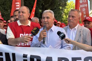Muğla'da işçiler “sendikal baskı” iddiasıyla belediye önünde eylemde Muğla'da işçiler “sendikal baskı” iddiasıyla belediye önünde eylemde