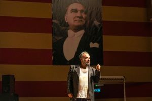 “Mutlak Başkan" Menteşe’de seyirciyle buluştu “Mutlak Başkan" Menteşe’de seyirciyle buluştu
