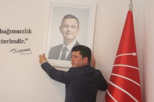 Görevden alınan Nail Kızıl ve yönetimi CHP il binasını boşalttı Görevden alınan Nail Kızıl ve yönetimi CHP il binasını boşalttı