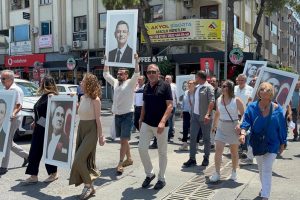 Kızıl ve yönetimi CHP il binasını boşaltarak 'Özgür Özel İletişim Ofisi'ne geçti Kızıl ve yönetimi CHP il binasını boşaltarak 'Özgür Özel İletişim Ofisi'ne geçti