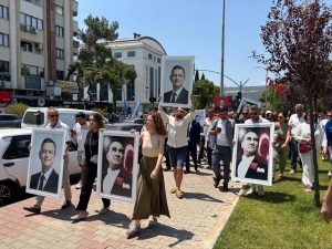 Kızıl ve yönetimi CHP il binasını boşaltarak 'Özgür Özel İletişim Ofisi'ne geçti Kızıl ve yönetimi CHP il binasını boşaltarak 'Özgür Özel İletişim Ofisi'ne geçti